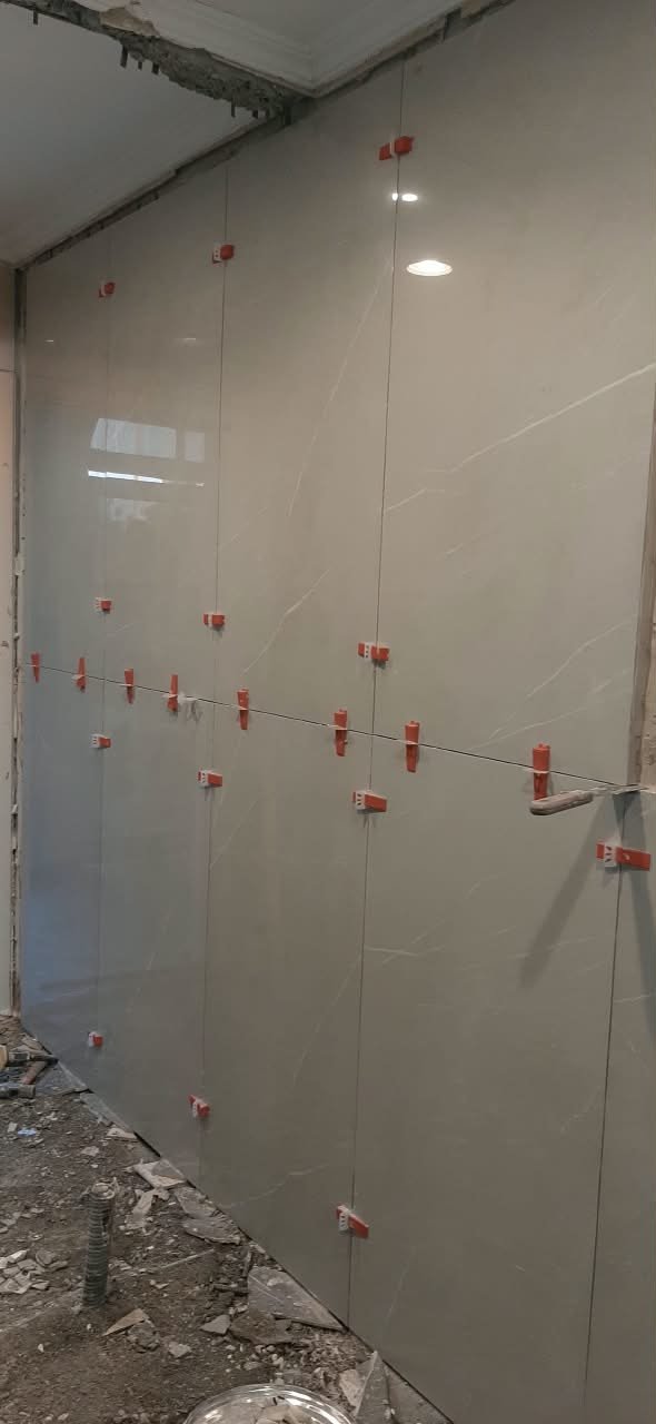 Large-format porcelain floor tiling installation